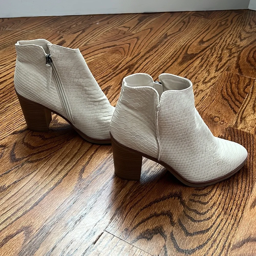 MIA Textured Booties - Picture 4 of 5